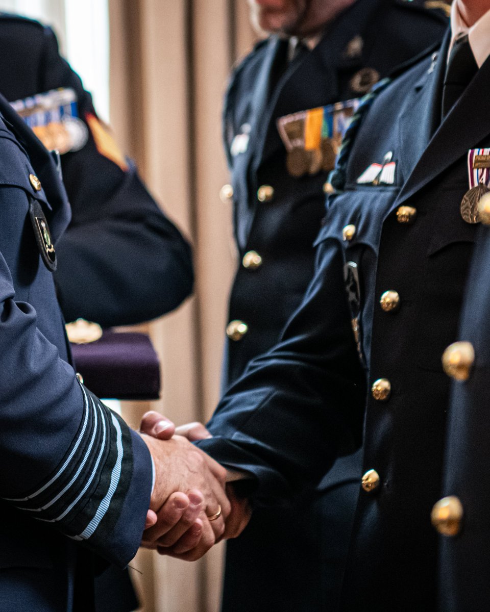 CDS_Defensie's tweet photo. Trots om de kikvorsman-insigne namens @Defensie persoonlijk aan deze 'kikkers' te mogen uitreiken. Ik heb veel #waardering voor hun bijzondere en specialistische werk, dat onwaarneembaar maar allesbehalve onbeduidend is. https://t.co/mWcIu7Tfaa