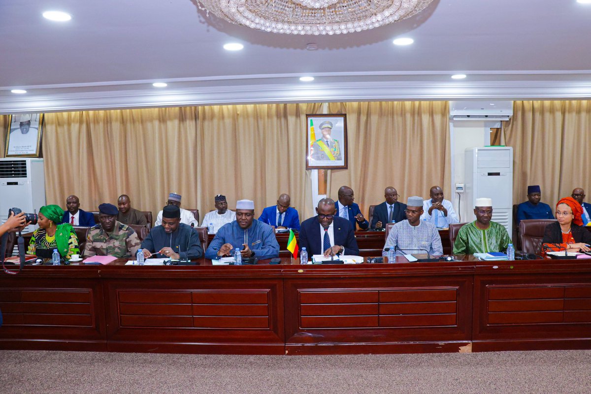 AbdoulayeDiop8's tweet photo. Dans le cadre du retrait coordonné, ordonné et sécurisé de la MINUSMA du Mali dans le délai imparti, conformément à la résolution 2690 du Conseil de Sécurité des Nations Unies, j’ai tenu, en compagnie du Ministre d’Etat, Ministre de l’Administration Territoriale et de la Décentralisation et de douze membres du Gouvernement, une séance de travail, le mardi 11 juillet 2023 avec une équipe de la MINUSMA conduite par Monsieur El-Ghassim WANE, Représentant spécial du Secrétaire Général des Nations Unies, Chef de la MINUSMA.

En prélude à la phase active du retrait, la Partie gouvernementale et la MINUSMA ont eu des échanges pour une compréhension partagée en vue de l’adoption et la finalisation du chronogramme détaillé en cours d'élaboration. 

Au nom du Gouvernement, j’ai rassuré quant aux mesures prises et réaffirmé l’engagement du Mali à assumer pleinement son rôle régalien, dans un esprit de coopération, pour assurer une pleine réussite au processus de retrait de la MINUSMA au 31 décembre 2023.