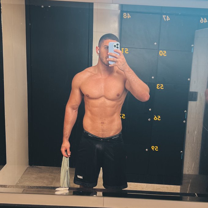 caralho, eu fiquei muito gostoso https://t.co/UmZxanwFYw