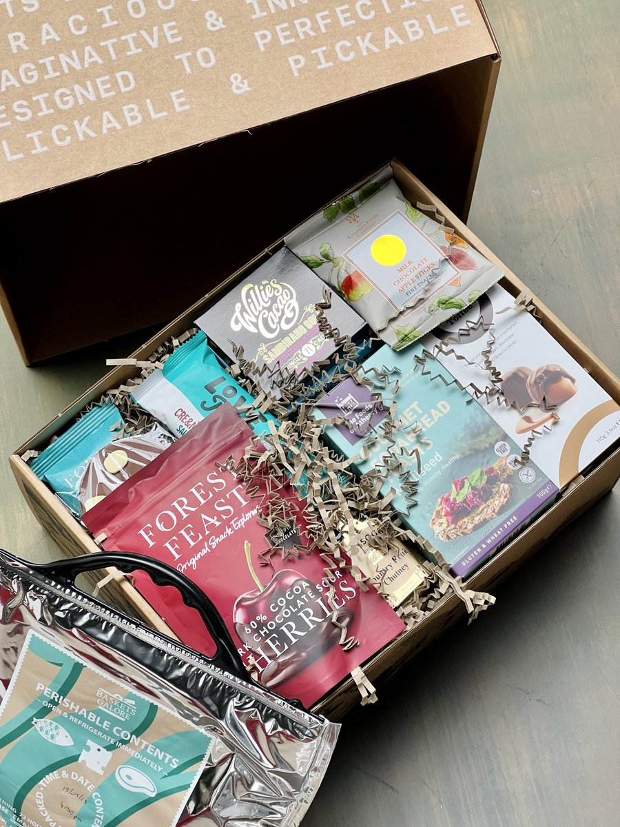 BasketsGalore's tweet photo. Today's Gift Basket Of The Day is the "Perched Pinot"

https://t.co/N3s8E7BVpZ

Follow &amp; RT to enter #prize draw to #win a Gift Basket. 

More info via our blog. 

#dailydispatch #gifts #competition #giftbasketsrule #cheeseandwine #foodiegifts https://t.co/W1XmZMo9Nd