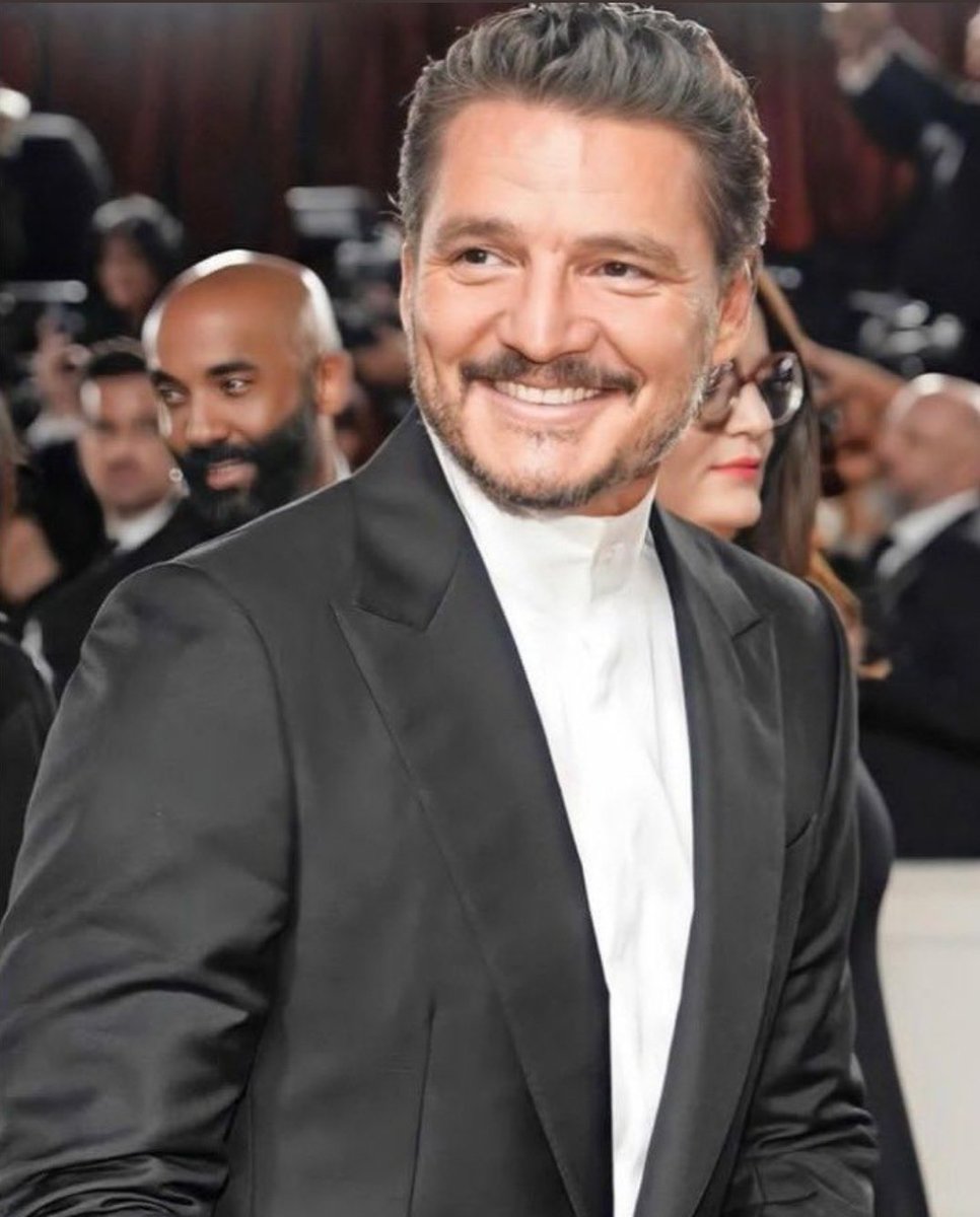 elliedjarin's tweet photo. three time emmy nominee pedro pascal just has a great ring to it 🥹🥹🥹 https://t.co/QHDMVdTGLi
