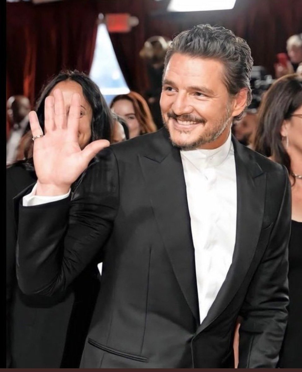 elliedjarin's tweet photo. three time emmy nominee pedro pascal just has a great ring to it 🥹🥹🥹 https://t.co/QHDMVdTGLi