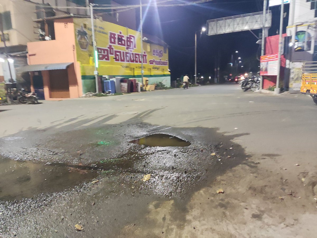balaywa's tweet photo. தண்ணீர் உடைப்பு ஏற்பட்டு வீணாகும் குடிநீர்... 
இடம் : பிரிஜ்வே காலனி நால் ரோடு.
 @TirupurTalks @nammatirupur @tiruppurcorp @TPRDtCollector @tup_dineshkumar @Tupkselvaraj https://t.co/dOyH7fuHNA