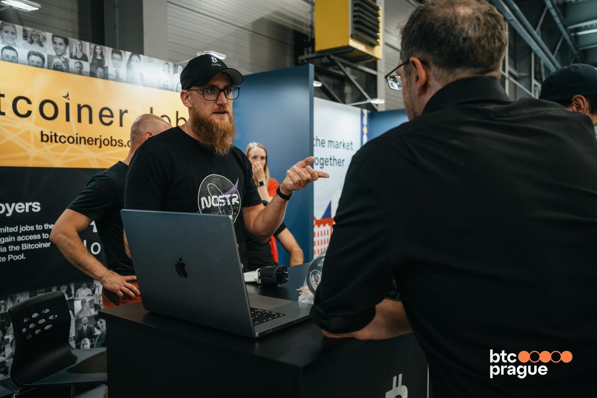 Let's have some fun, what's <a href="/n_d3nn/">Nathan</a> explaining on the booth @BtcPrague last month? 👇

Shout out to the photographer, great snap. 📸

H/T to the epic t-shirt from <a href="/Six_and_Lemon/">Six & Lemon</a> 🧡

#BitcoinerJobs