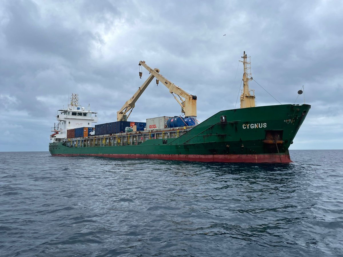 MIT_Ecuador's tweet photo. #Galápagos | El buque Cygnus arribó esta mañana a Puerto Baquerizo Moreno. ⚓️🚢

✅ Desembarcamos 1.322 toneladas de productos de primera necesidad

✅ 31 contenedores para San Cristóbal

Nuestra prioridad es servir a las islas.
#NuestroTrabajoContinúa https://t.co/fwfOb2VmyX
