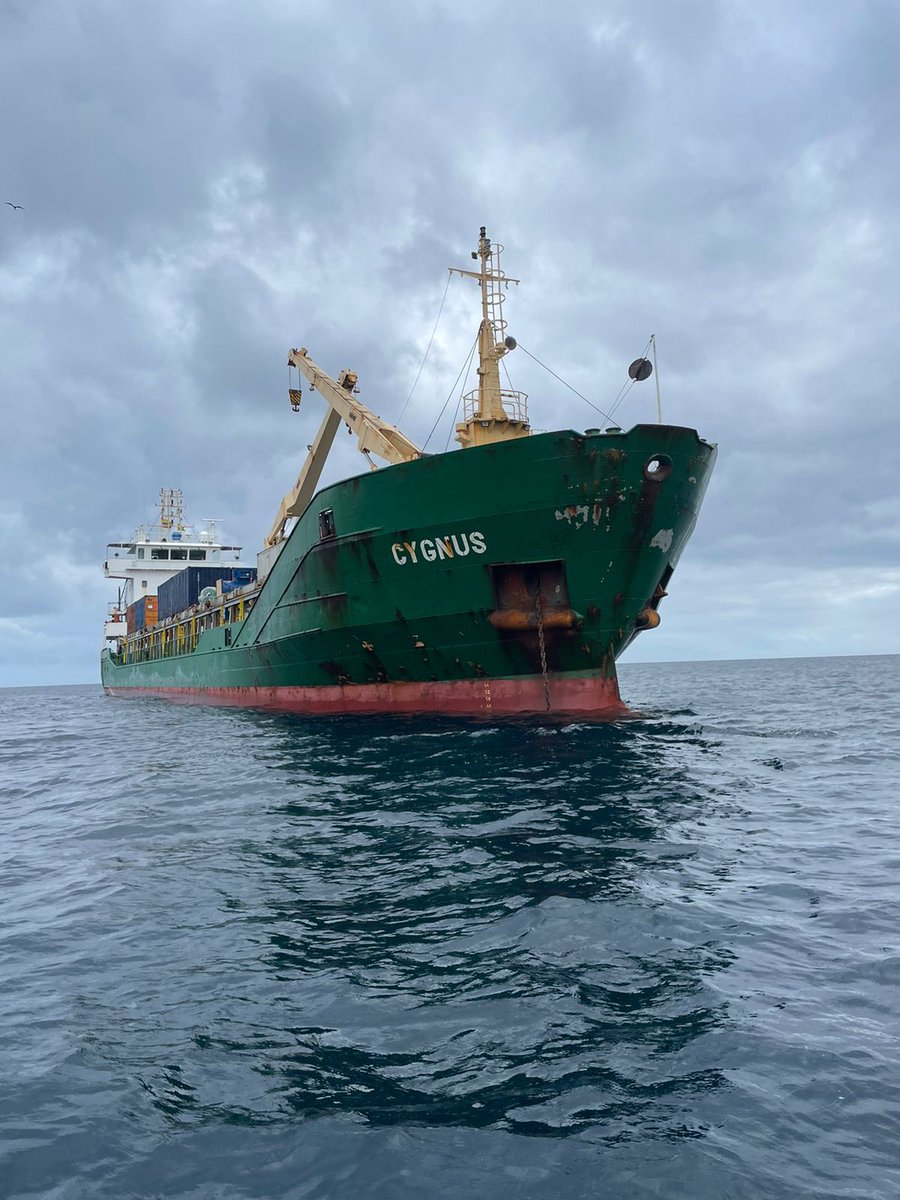 MIT_Ecuador's tweet photo. #Galápagos | El buque Cygnus arribó esta mañana a Puerto Baquerizo Moreno. ⚓️🚢

✅ Desembarcamos 1.322 toneladas de productos de primera necesidad

✅ 31 contenedores para San Cristóbal

Nuestra prioridad es servir a las islas.
#NuestroTrabajoContinúa https://t.co/fwfOb2VmyX