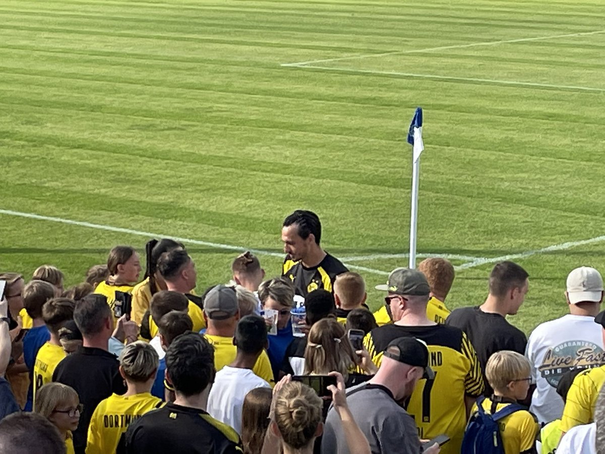 ChristianWoop's tweet photo. Mats #Hummels macht die große Runde um den Platz und schreibt Autogramme. https://t.co/llEq5gk8AO