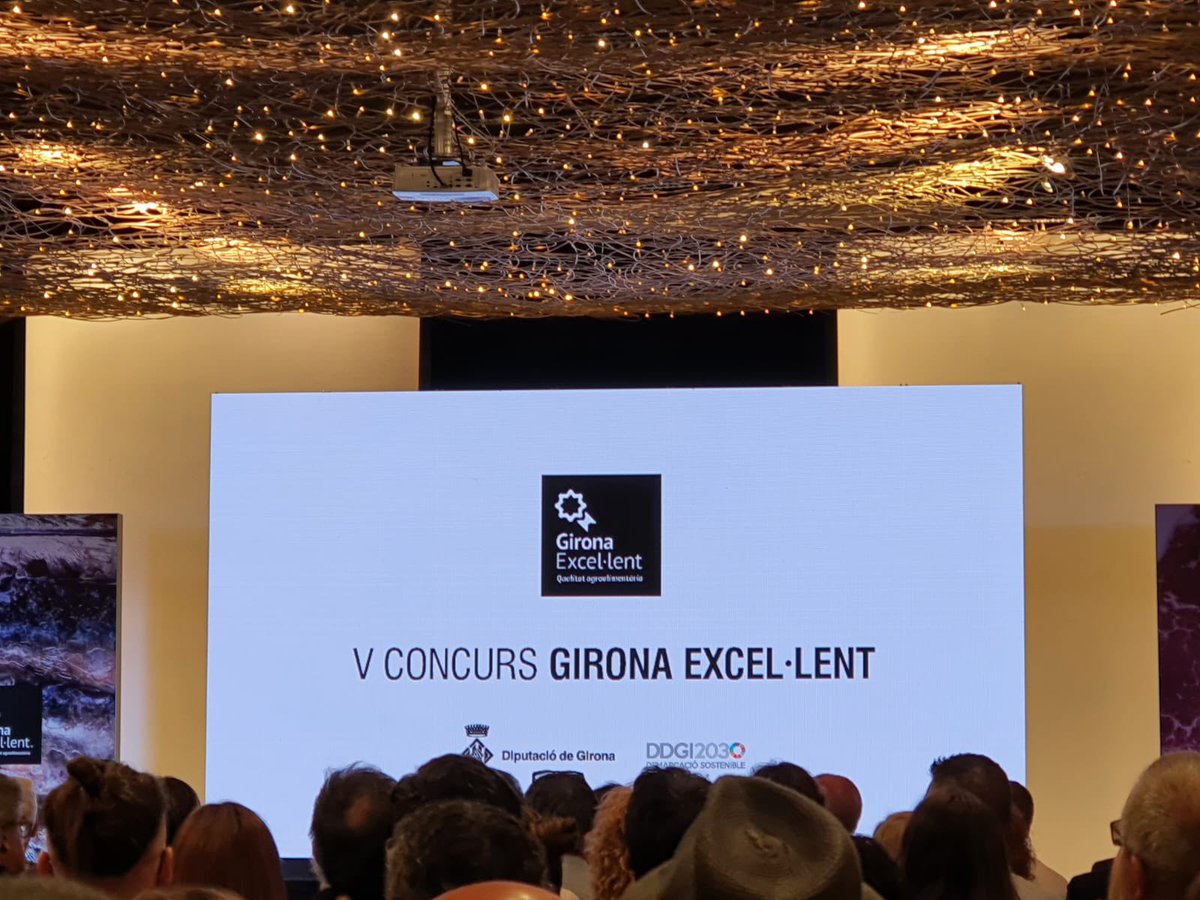 ajsantapau's tweet photo. Assistim a la 5a. edició de l'entrega del segell @gironaexcellent de la @diputaciogirona.
Felicitar a en Pep Arcas i en Guillem de @santacervesa per aquest reconeixement amb la cervesa MUMMUM fermentada amb raïm de Santa Pau.
Posem en valor els productors i els productes locals. https://t.co/zAks6qVDSZ