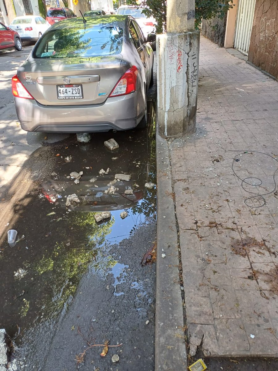 GabyBleu's tweet photo. @AlcaldiaMHmx buen día por favor pido su apoyo para reportar con CFE este poste en Lago Michigan frente al #17 col. Tacuba con las recientes lluvias está a punto de caerse y puede terminar en tragedia https://t.co/oScr16R5jX