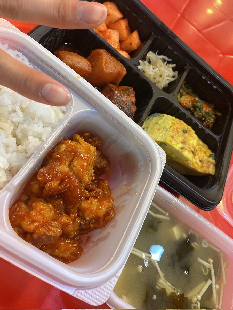 arabtaeyang's tweet photo. 230712|| 
تحديث يوو تايانغ في الفانكافيه : 
أتناول العشاء 🍚
قائمة اليوم : دجاج كاراج ، ميسو ، حساء ؟ 
لفائف البيض ، والسمك المطهو ببطء ، إلخ ..
فانتسيز ، تناولوا شيئًا لذيذًا أيضًا 💚 https://t.co/o0HIdBXt5f