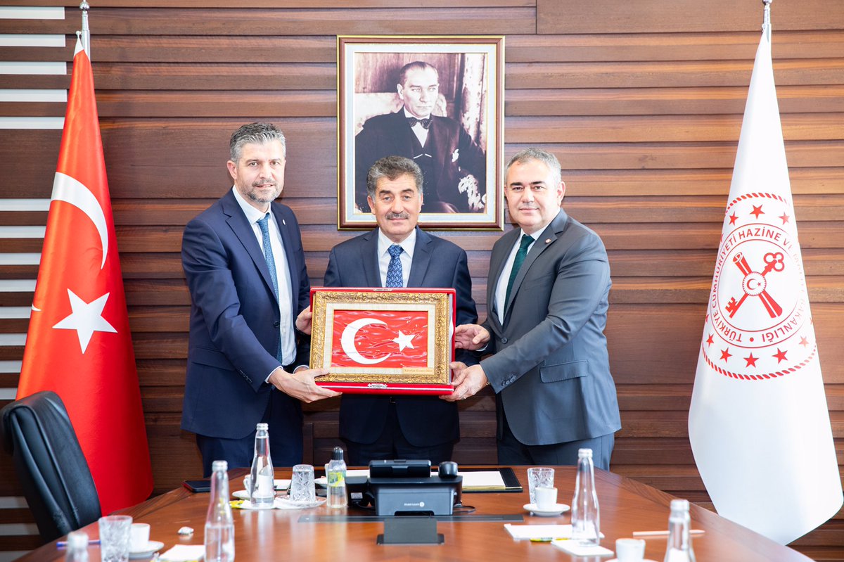 Türk Eczacıları Birliği Merkez Heyeti olarak, T.C. Hazine ve Maliye Bakan Yardımcısı Sayın Abdullah Erdem Cantimur’a ziyaret gerçekleştirdik.  AK Parti Kütahya Milletvekili Sayın Ecz. İsmail Çağlar Bayırcı, 35. Bölge Kütahya Eczacı Odası Başkanı Ecz. S. Cahit Ceylan, Kütahya