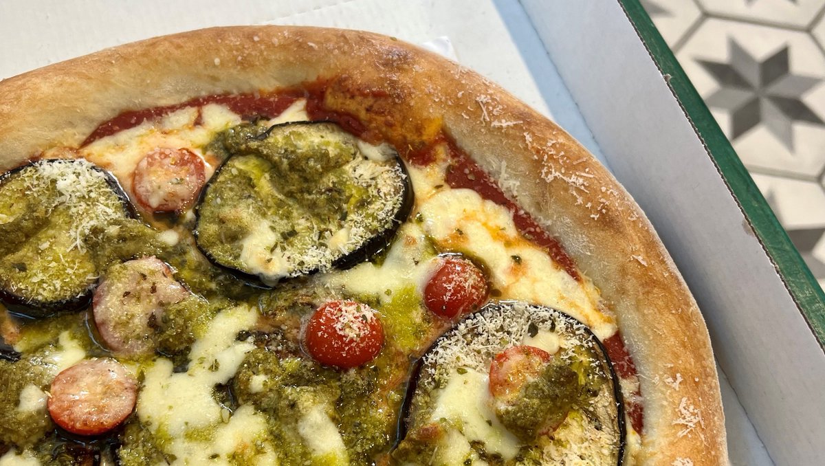 That time again we Harpo's throws back open their doors, who fancies a little mid week treat.... you deserve it, No. 39 Parmigiana Pizza 🍕 - Mozzarella cheese, tomato / pesto, aubergines, cherry tomato and parmesan⁠
⁠
#wednesday #midweek #'treat #harpospizza #leeds #takeaway