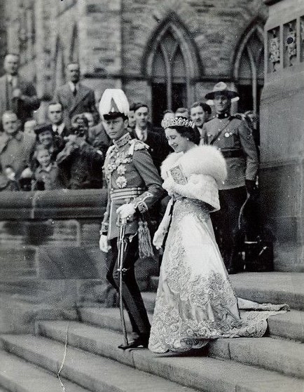 Canadian_Crown's tweet photo. Check out the Government of Canadaβs Official History of the Kings and Queens of Canada website to learn about Canadaβs monarchs from the 15th Century all the way to todayβs King Charles III. ππ¨π¦
(link: https://t.co/3FgI5SxhWm)
#KnowCanada #cdncrown #cdnpoli #cdnhist https://t.co/txpRrwOI4h