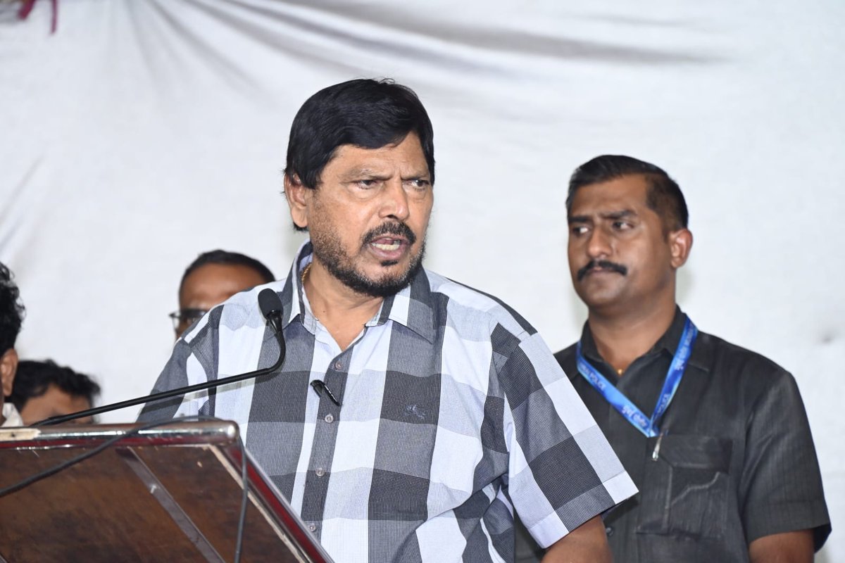 RamdasAthawale's tweet photo. माझ्या विरुध्द बोलणा-यांचा मला येत नाही राग, कारण माझ्या मनात पेटली आहे दलितांना न्याय मिळवुन देण्याची आग..!
 आपण निळा झेंडा उंच फडकवत प्रधानमंत्री नरेंद्र मोदींच्या मंत्रीमंडळात पोहचलो आहोत. मागच्या दाराने गेलो नाही. https://t.co/HqR6Dq6DMV