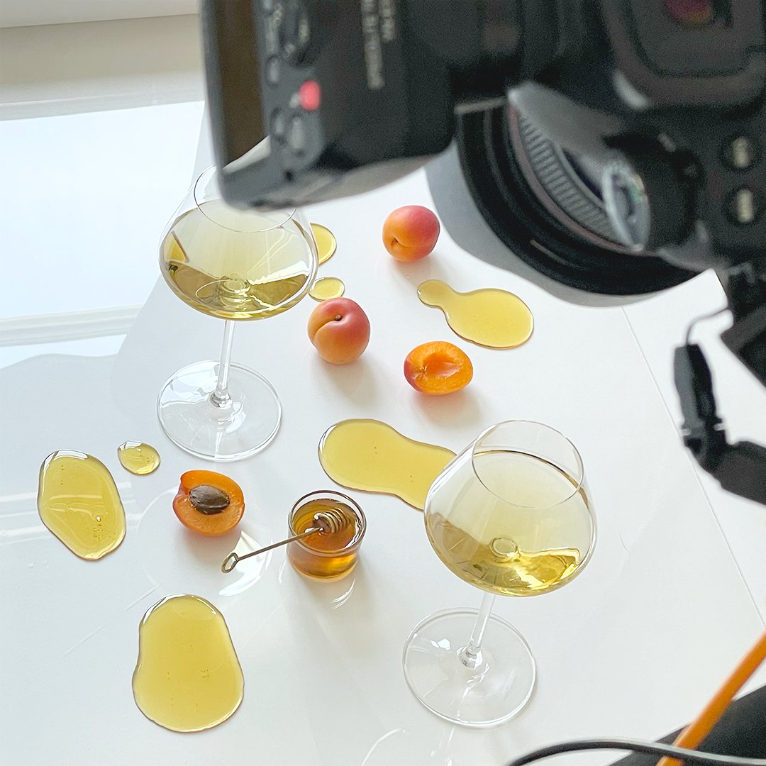 Ça sent bon l'été ☀️
Aujourd'hui c'était le shooting estival des <a href="/vinsdeloire/">Vins du Val de Loire</a> 🥂