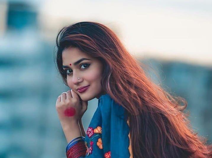 सबूतों की जरुरत पड़ रही है..
यकीनन... दूरियां अब बढ़ रही हैं।😔