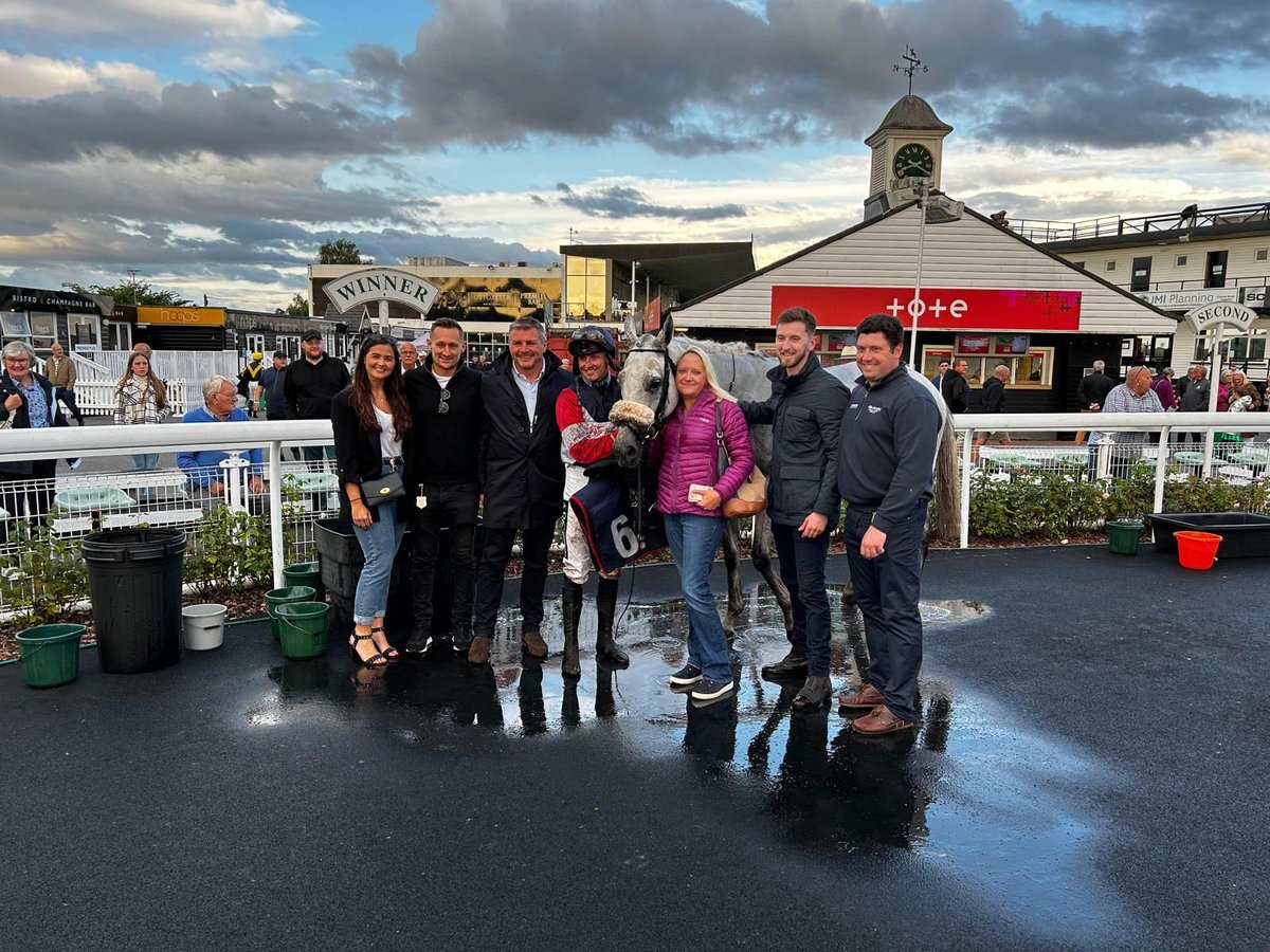 DebsJohnson2's tweet photo. Still buzzing from last night! 🏇❤️🥂🎉🏆⭐️🥇 #RockonTommy #dude #ourstar #homebred #3xwinner https://t.co/4kitP0bgjA