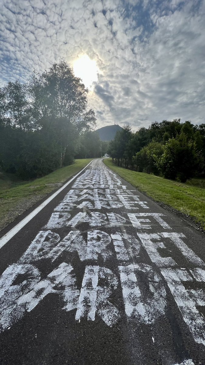 NelsonMrtn's tweet photo. Clap de fin sur l’Auvergne pour ce #TdF2023 

Un kiff immense d’avoir pu vivre tout ça de l’intérieur, à domicile 🫶🏻 https://t.co/mmyhJAXgzQ