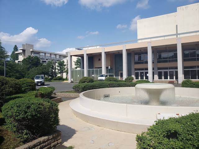 meisei_zatugaku's tweet photo. 【学費じょぼじょぼ】
北門のそばには噴水があります。人通りも少なくひっそりとしているのに、定期的にメンテナンスがされしっかり水を流している様を一部の学生は「学費じょぼじょぼ」「今日も学費流してるね」と、比喩しています。停止しているソルブランの階段噴水とは対照的です。
 #明星雑学 https://t.co/FjHnvA2983
