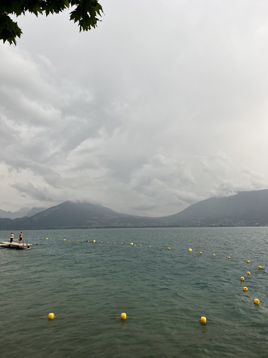 Ambiance chaotique sur le lac d’Annecy en attendant l’ #orages ⁦<a href="/meteofrance/">Météo-France</a>⁩ ⁦<a href="/lachainemeteo/">La Chaîne Météo</a>⁩ ⁦<a href="/KeraunosObs/">Keraunos</a>⁩ ⁦<a href="/meteociel/">Meteociel</a>⁩