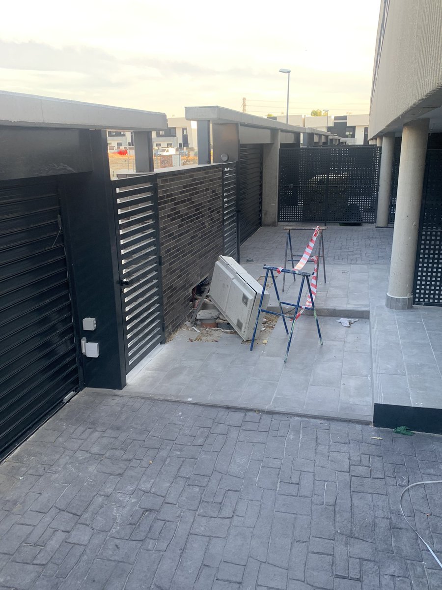 jmlmI's tweet photo. Sobre las maquetas todo les queda perfecto , este es el resultado final. 
Son el AliExpress de la construcción. https://t.co/ECaGntKhrz