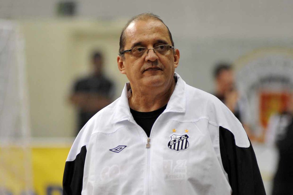 SantosFC's tweet photo. O Santos FC lamenta profundamente o falecimento de Fernando Ferretti, um dos maiores nomes do futsal brasileiro, que comandou o Peixão na inesquecível conquista da Liga Futsal 2011.

Nossos sentimentos aos amigos e familiares do eterno técnico alvinegro. Descanse em paz, Ferretti! 🖤