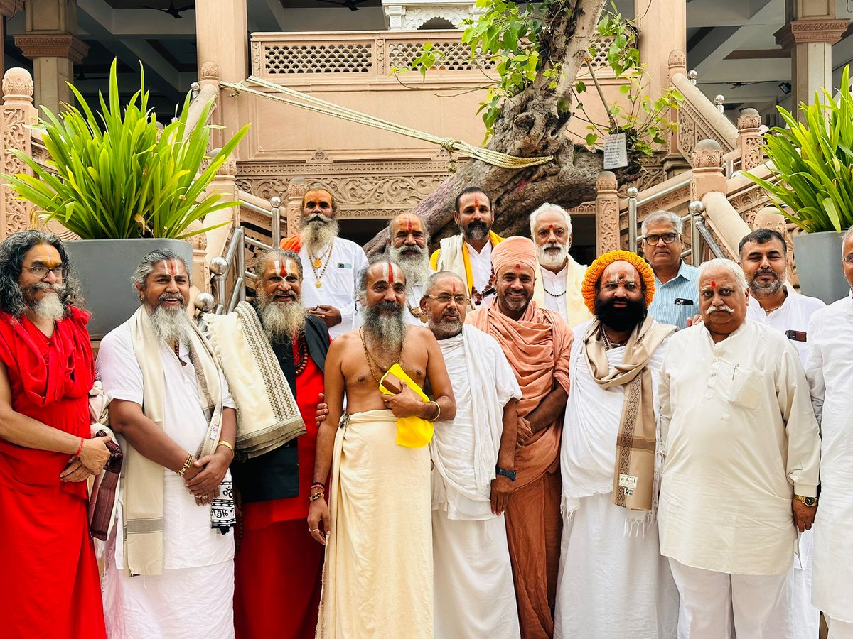 Amitavasthi15's tweet image. थलतेज धाई धाम में संतों की हुई बैठक धर्माचार्य महामण्डलेश्वर श्री अखिलेश्वर दास जी महाराज  श्री मोहन दास जी महाराज श्री नौतम स्वामी श्री रामचंद्र दास जी श्री राम मनोहर दास जी गुजरात के पूर्व मुख्य मंत्री और राजस्थान के सहप्रभारी श्री नितिन भाई 🙏🙏राम राम jii🙏🙏