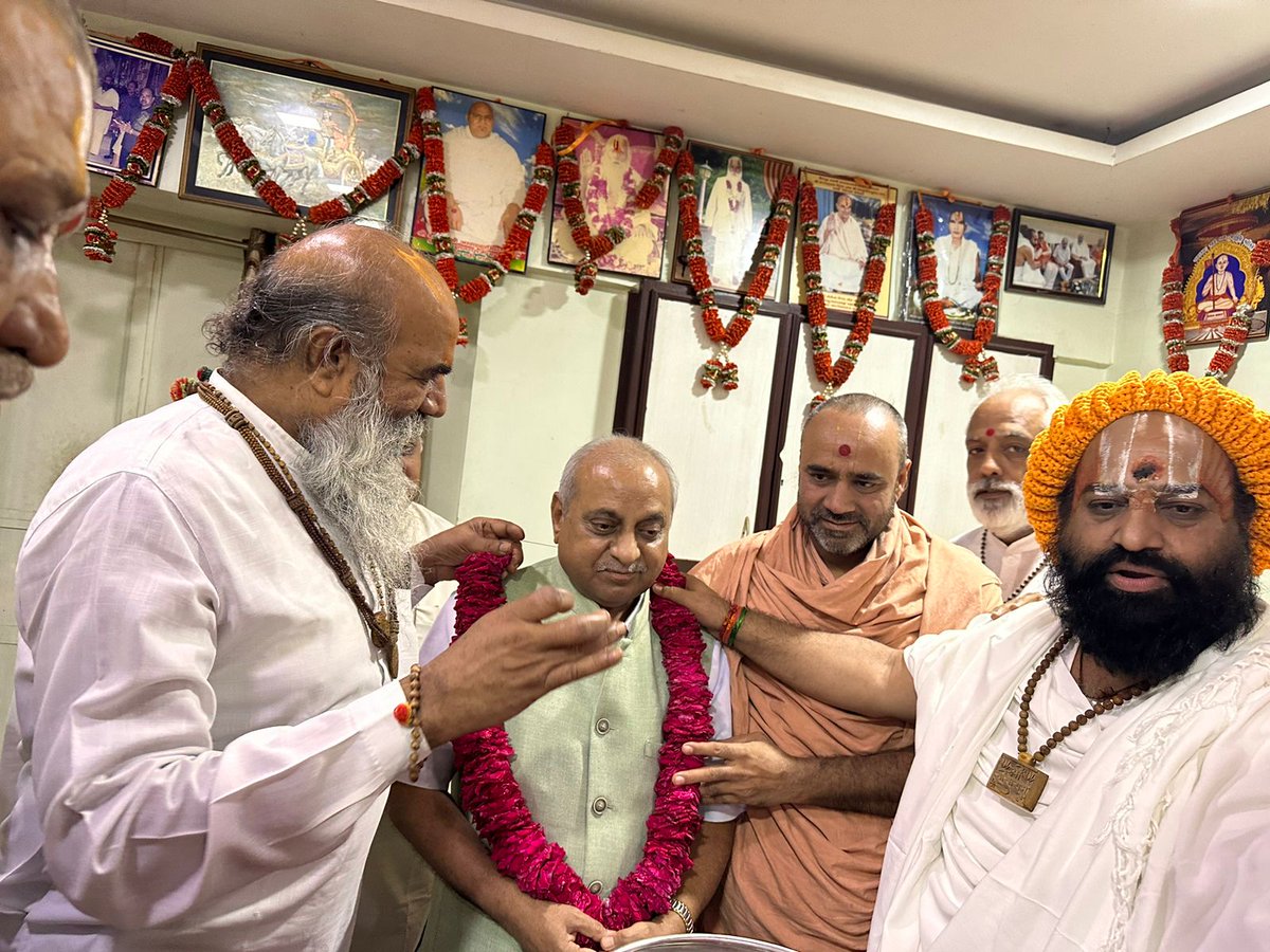 Amitavasthi15's tweet image. थलतेज धाई धाम में संतों की हुई बैठक धर्माचार्य महामण्डलेश्वर श्री अखिलेश्वर दास जी महाराज  श्री मोहन दास जी महाराज श्री नौतम स्वामी श्री रामचंद्र दास जी श्री राम मनोहर दास जी गुजरात के पूर्व मुख्य मंत्री और राजस्थान के सहप्रभारी श्री नितिन भाई 🙏🙏राम राम jii🙏🙏