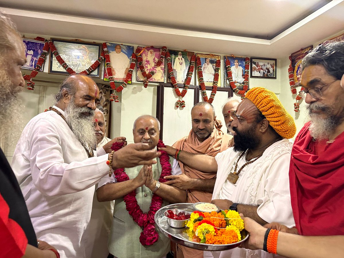 Amitavasthi15's tweet image. थलतेज धाई धाम में संतों की हुई बैठक धर्माचार्य महामण्डलेश्वर श्री अखिलेश्वर दास जी महाराज  श्री मोहन दास जी महाराज श्री नौतम स्वामी श्री रामचंद्र दास जी श्री राम मनोहर दास जी गुजरात के पूर्व मुख्य मंत्री और राजस्थान के सहप्रभारी श्री नितिन भाई 🙏🙏राम राम jii🙏🙏