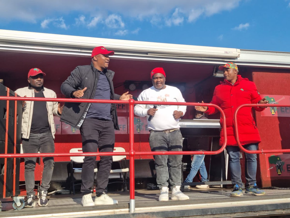 sindane3's tweet photo. Ward 26 ,Emfuleni @Effsedibeng1 community meeting addressed by the SG ,all roads lead to FNB Stadium,Touch Let’s Go!! https://t.co/kNXf8bzFzS