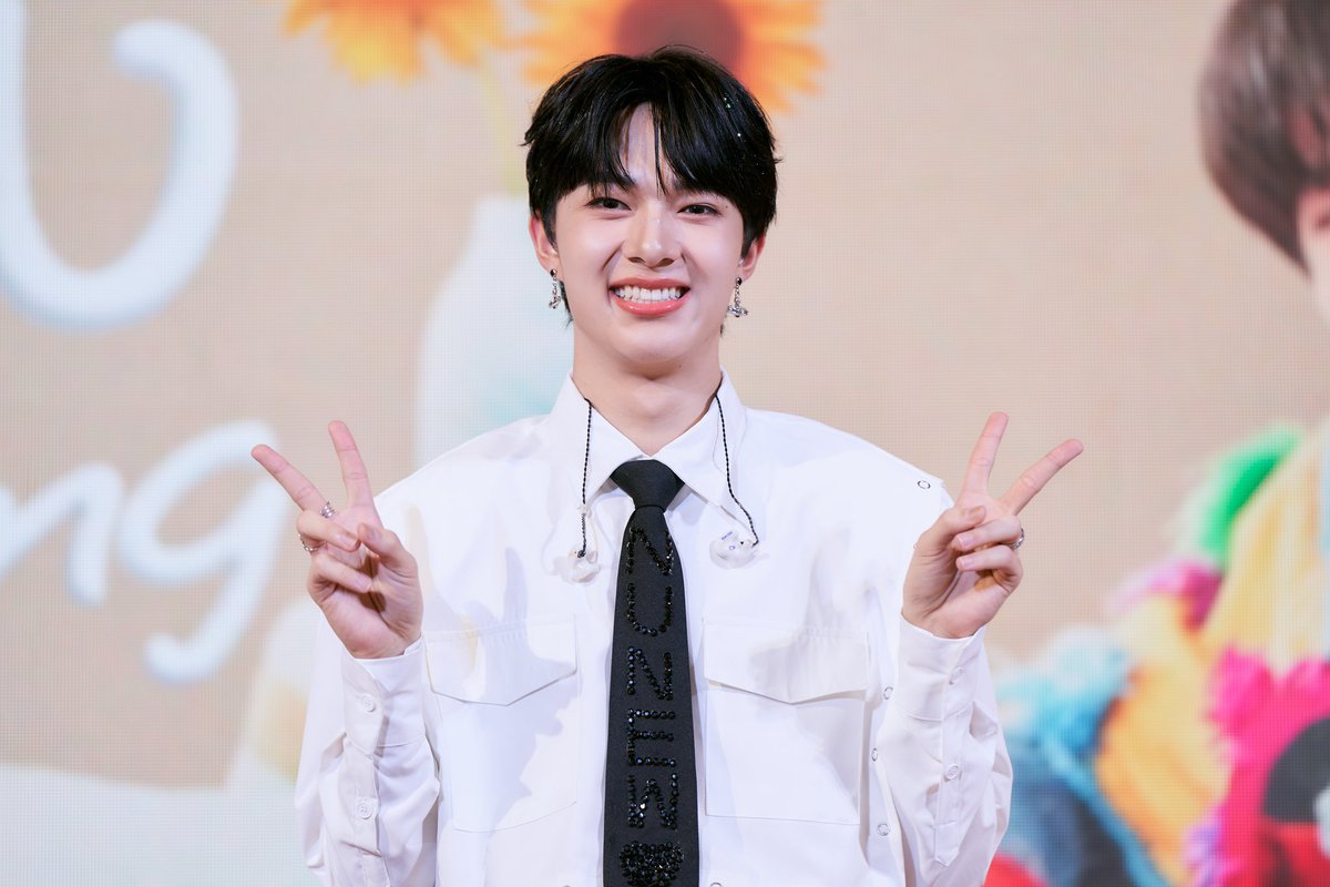 CwrNew's tweet photo. Nunew 1st Press & Showcase Day ❤️ ขอบคุณทุกคนมาก ๆ เลยนะค้าบที่มาร่วมงาน มาแสดงความยินดีกับน้องหมอนอิง มาให้กำลังใจนุ มาร้องเพลงเป็นเพื่อนกัน นุมีความสุขมาก ๆ เลยค้าบ ขอบคุณพี่ ๆ สื่อมวลชนทุกท่านที่ให้ความสนใจกับซิงเกิ้ลแรกของนุและงานนี้ด้วยนะค้าบ ขอบคุณพี่ ๆ วงดนตรีที่มาเล่นให้นุด้วยนะค้าบ ยังไงก็ฝากเพลง “หมอนอิง (Anything)” และค่ายเพลง dmd music @DMDMusicTH ด้วยน้า เปิดฟังกันบ่อย ๆ นะค้าบ ❤️ #NuNew1stPressAndShowcase