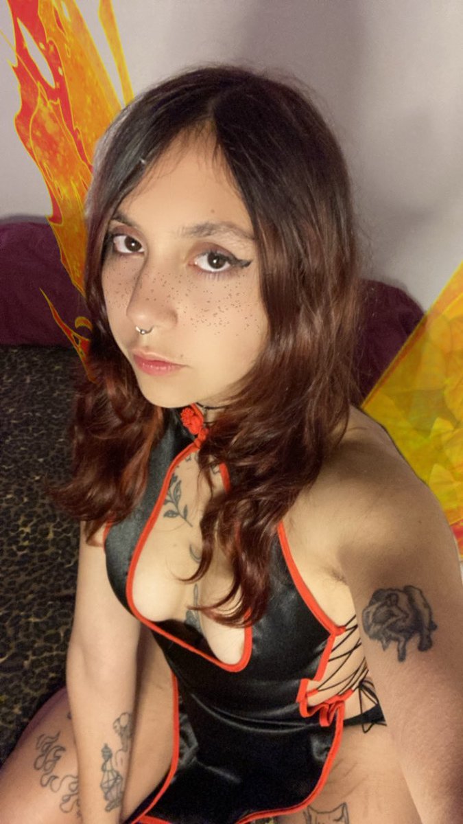 LittleVeenus's tweet photo. Te espero en mi cama para cumplir tus fantasías 🤤 https://t.co/aVvahvhQg7