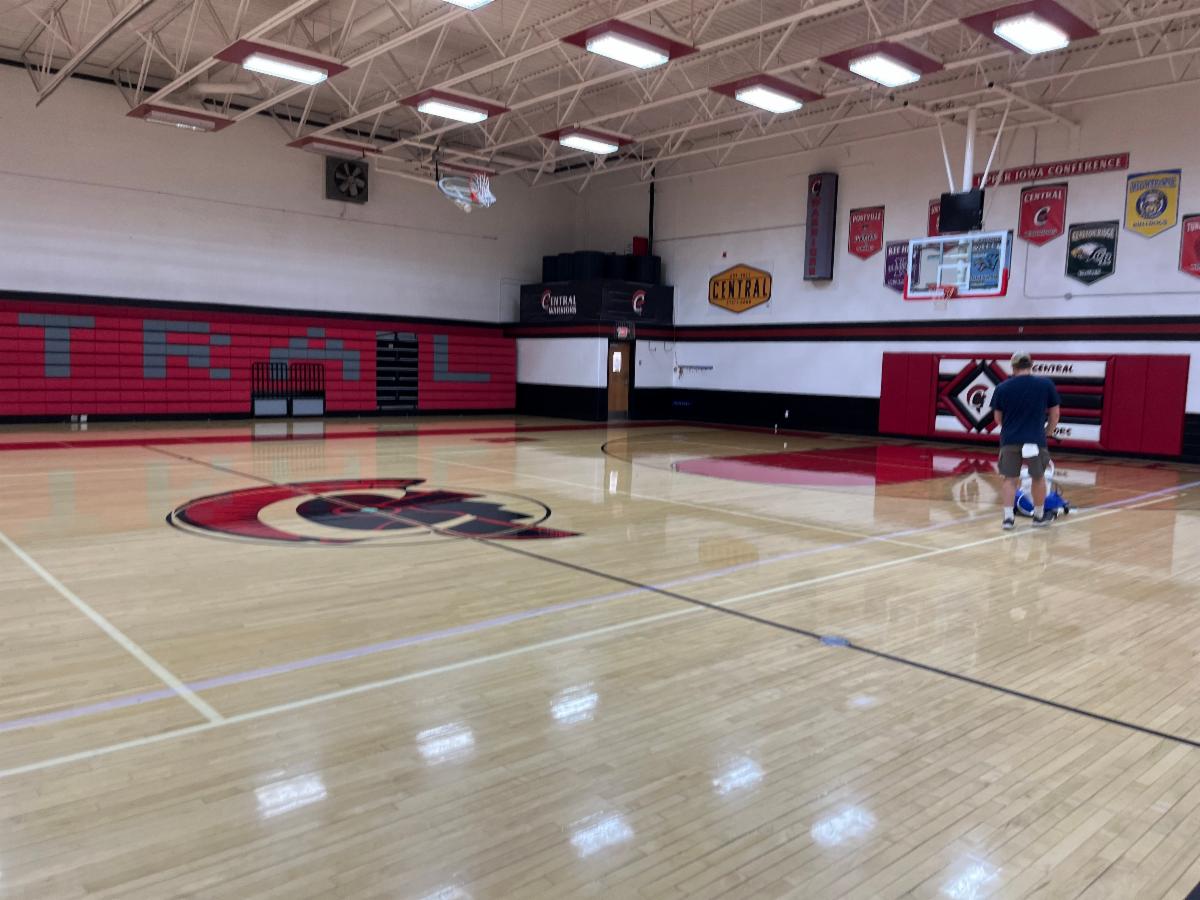Account Manager Shane Havenstrite is using the Hillyard Multi-Flo, our high-speed floor finish applicator to apply Trophy H2O Gym Finish on Central Elkader’s gym floors. You aren't doing it right if you aren’t using our Multi-Flo! 😉