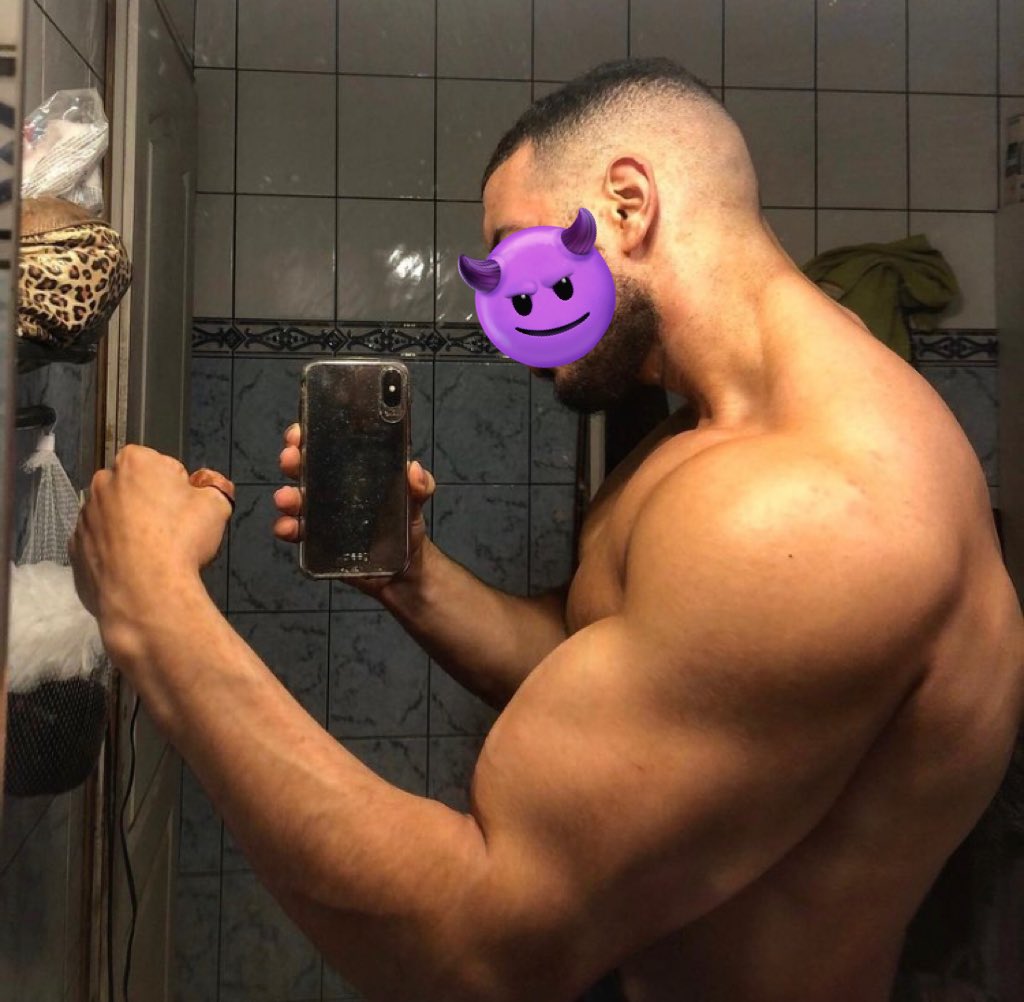 master93rebeudz's tweet photo. J’ai le pouvoir d’affaiblir ton esprit avec mes muscles de mâle alpha maghrébin tout ce que tu n’a pas kehba 🥵🇩🇿💪🏼☪️

#moneyslaves #cashslut #paypig #cashmaster #alpha #mnwo #soumis #gay #arabmaster https://t.co/HQ9jNAv598
