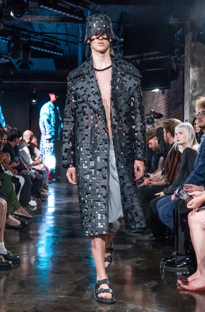 IssaPRofficial's tweet image. @marangonischool London, #IssaPRClient, held their first phygital show, #DISRUPT/DISTORT in London last night. Collections featured #innovative, future-forward reconfigurations of suits, shirts &amp;amp; #sustainable fashion, using paper to create clothing.