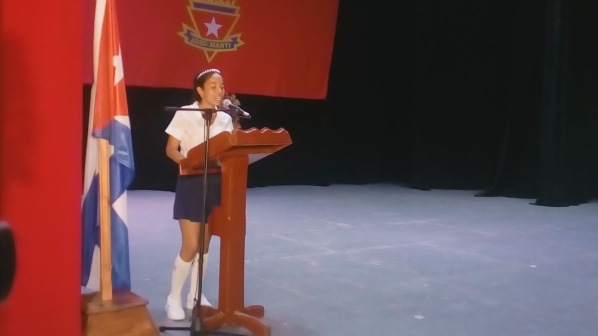La estudiante más integral de la #IslaDeLaJuventud es la joven Elianne Nailet Pérez Bisset, de la ESCUELA José Rafael Varona, quien recibió de manos del Presidente de la SCJM LA SORTIJA CUBA... FELICIDADES!!!! #CubaViveYEduca #UnaMejorJuventud <a href="/aylinalvarezG/">Aylín Alvarez García</a> <a href="/UJCdeCuba/">UJC de Cuba</a>