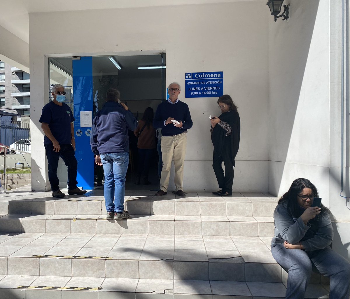 tarayalvarez's tweet photo. @IsapreColmena cuando harán un cambio en las oficinas de atención a sus clientes? Así estamos en Antofagasta… gente esperando mas de 40 minutos para atención de pie afuera de LA oficina y algunos sentados en el suelo. https://t.co/5HPPnY0mFS