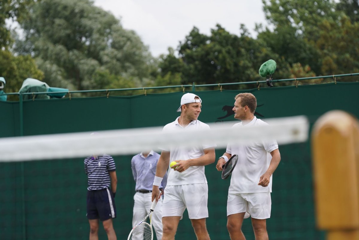 Het Wimbledonsprookje van Bart Stevens en Tallon Griekspoor is voorbij. Het op het laatste moment toegelaten duo strandde in de kwartfinale tegen Rohan Bopanna en Matthew Ebden. Het werd 6-7(3) 7-5 6-2 voor het Indiaas/Australische koppel. #KNLTBtoptennis #beleefhetbeste