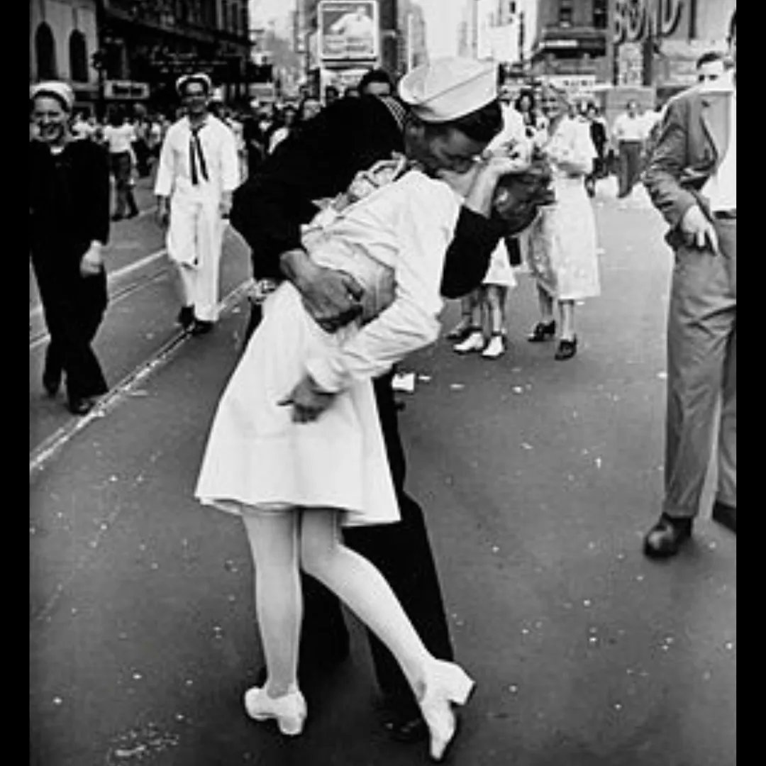 DSFAsiaOrg's tweet photo. "The Kiss" by Alfred Eisenstaedt: This photograph, taken by LIFE magazine photographer in 1945, features an American sailor kissing a nurse in Times Square to celebrate the end of #WorldWar II. It became an #iconicimage of jubilation and has been reproduced countless times. https://t.co/nxl1OpyxM2