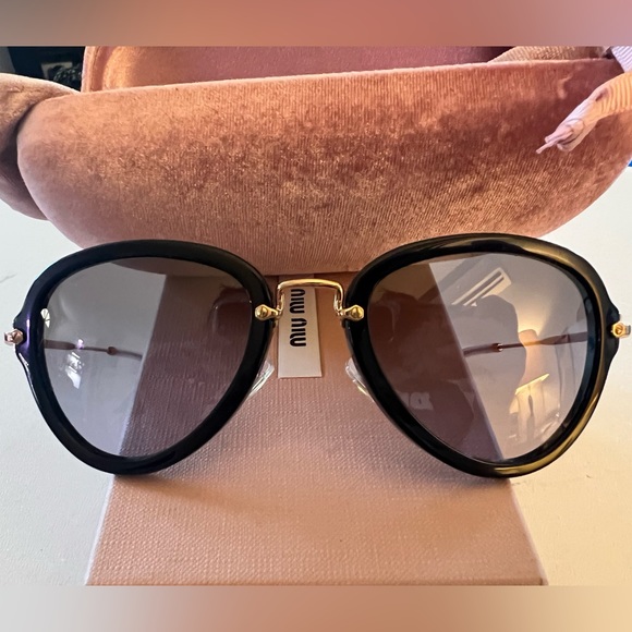 Penelope_Kol's tweet photo. So good I had to share! Check out all the items I'm loving on @Poshmarkapp #poshmark #fashion #style #shopmycloset #miumiu #bottegaveneta: https://t.co/bZNQpzqDdO https://t.co/4dmCb0y6lw