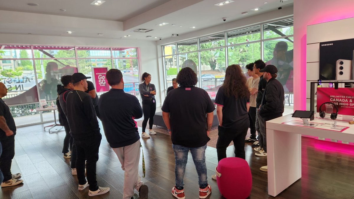 Dfelix01Dina's tweet photo. Seattle East is on Fire! Protecting their customers' investment is the #1 priority. Role playing and ah ha moments, lots of good info and happier customers. @arunramchan @NeethaDaniyel @jamie_woodruff9 @jorge_alvarez33 @MichaelThinger https://t.co/qWa80NRzu9
