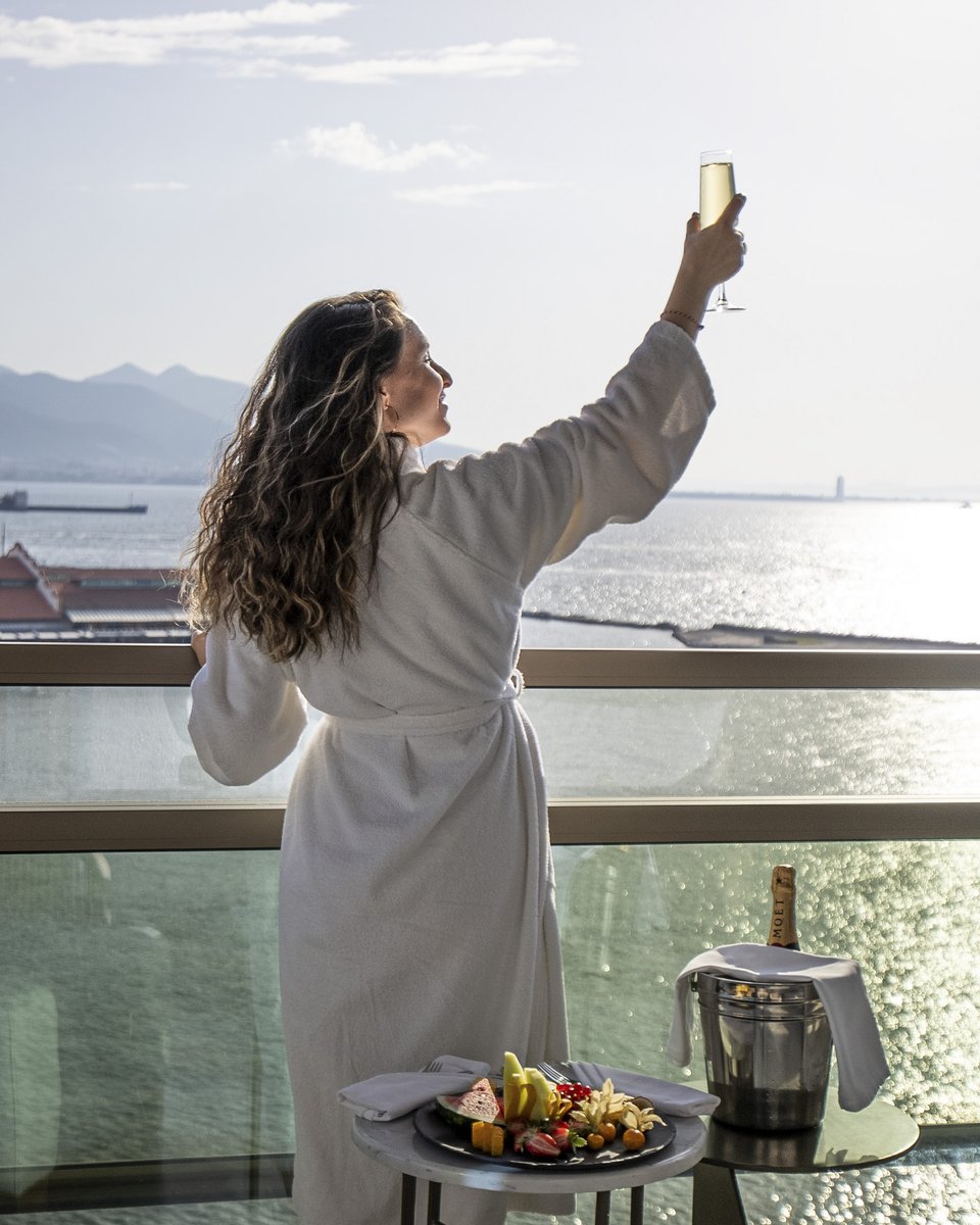 Denizin kucakladığı bir manzara ile konaklama deneyiminizin doruklarına ulaşın. 🥂

Reach the top of joy of your accommodation experience with a view which is embraced by the sea. 🌊

#IzmirMarriott #Marriott #Izmir #MarriottBonvoy #MarriottBonvoyMoments #Champagne #Cheers