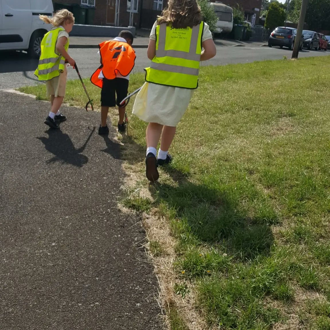 Litterwatch1's tweet photo. #sandwellcoronationclean with the children from 4CT Playhouse after school club #HateleyHeath.

The team loved #litterpicking and keeping their club clean &amp; tidy.

#thankyouall 

#environmentaleducation #litterpickingiscool #youngpeoplevolunteer 
@SercoESUK @sandwellcouncil https://t.co/KeGrlhbOub