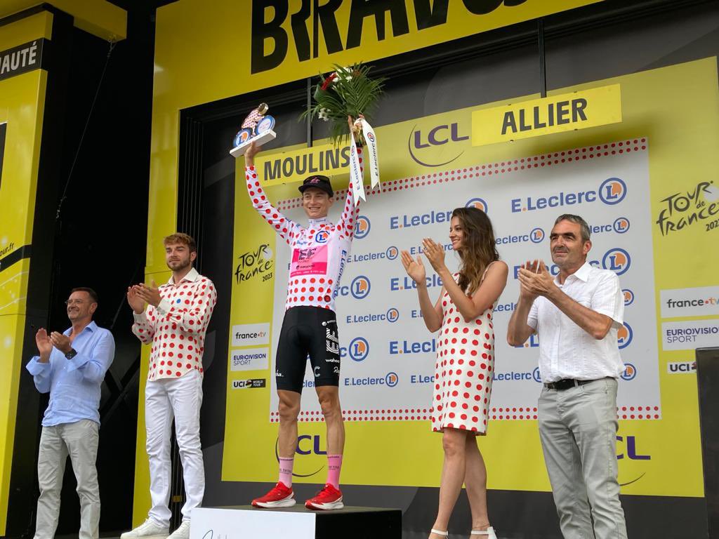 #TDF2023 

La remise des prix sur le podium aux côtés de Pierre-André Périssol, Maire de Moulins, de Madame le Préfet de l'Allier, de Claude Riboulet Président du Département et les adjoints municipaux ! 💛❤️💚🤍🏆🚴🏻‍♂️🤩

<a href="/LeTour/">Tour de France™</a>