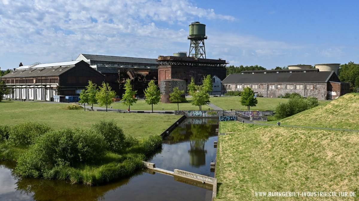 Die Jahrhunderthalle im Westpark in #Bochum am letzten Samstag. Ich war mit dem Fahrrad gut in der Zeit vor der großen Hitze am Nachmittag und habe mal ein paar Ecken erkundet, die ich vorher hier noch nicht gesehen hatte. #Ruhrgebiet #Ruhrpott