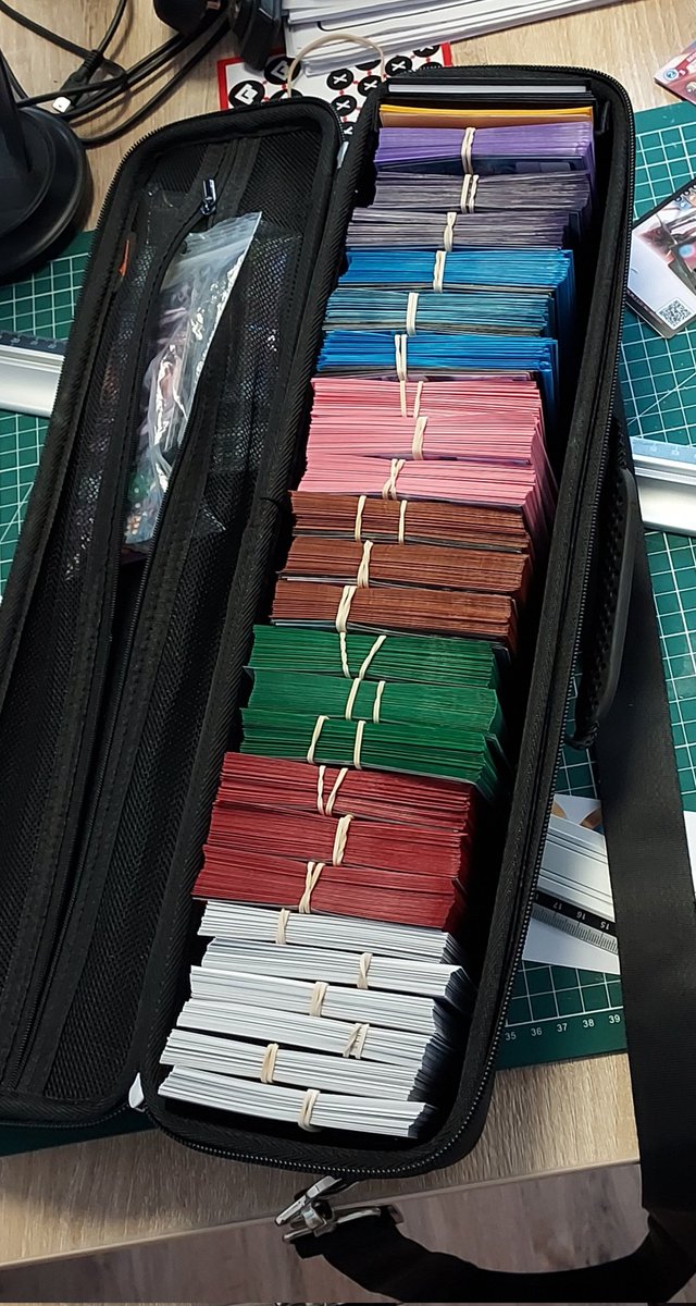 Hello tout le monde, retrouvez le stand d'Altered, le jeu sur lequel je travaille au FLIP (Festival de jeu de Parthenay) !
Allez voir mes collègues et dites leur que vous venez de ma part :)
