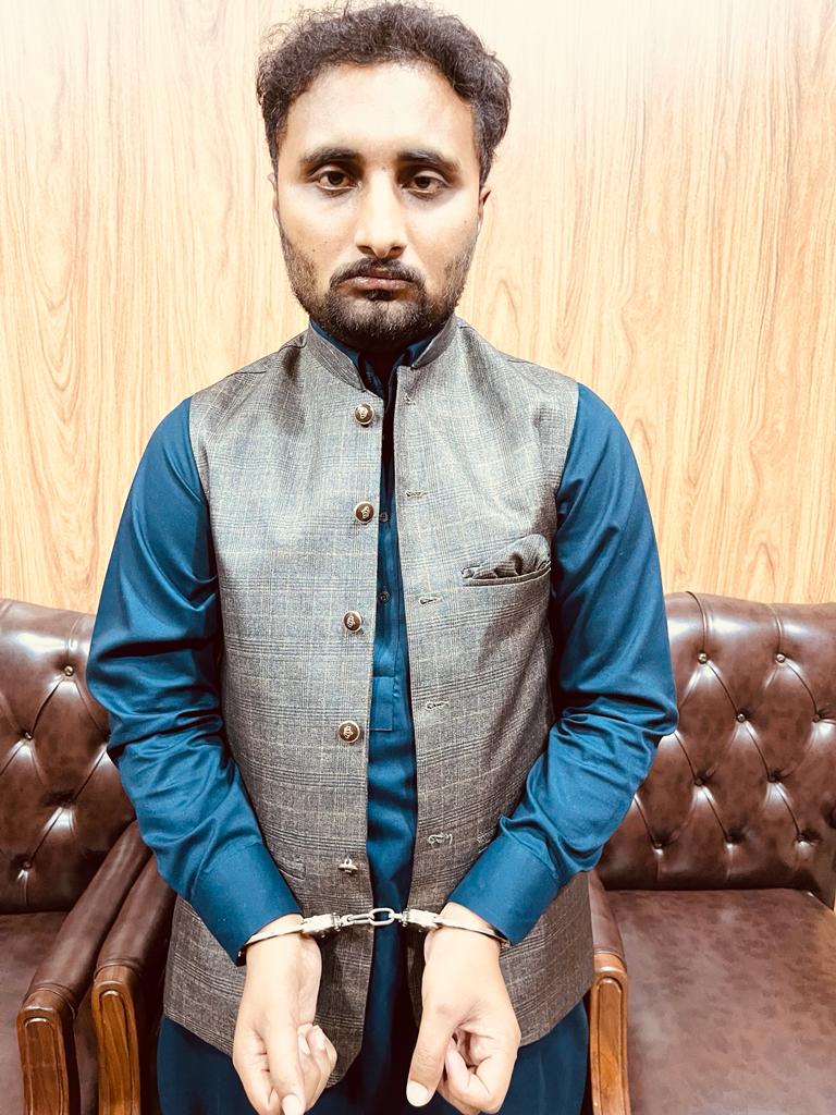 ICT_Police's tweet photo. افسر مہتمم تھانہ کوہسار کے دفتر میں خود کو اسسٹنٹ کمشنر ظاہر کر کے فراڈ کی ناکام کوشش کرنے اور جعلی شناختی دستاویزات رکھنے والا ملزم قانون کی گرفت میں۔

ملزم خود کو لاہور میں اسسٹنٹ کمشنر ظاہر کر کے ایک مقدمے میں ملزم کی سفارش کیلئے آیا تھا جسے گرفتار کر کے مقدمہ درج کر لیا گیا۔
#Islamabad #ICTP #OPS