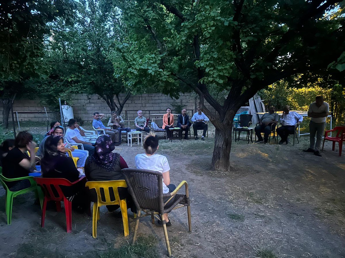 Bugün İlçe Eşbaşkanlarımız, İlçe Yönetimimiz, ve Milletvekilimiz Gülcan Kaçmaz Sayyiğit’in Katılımıyla istasyon Mahallemiz’de Halk Toplantısı Aldık.