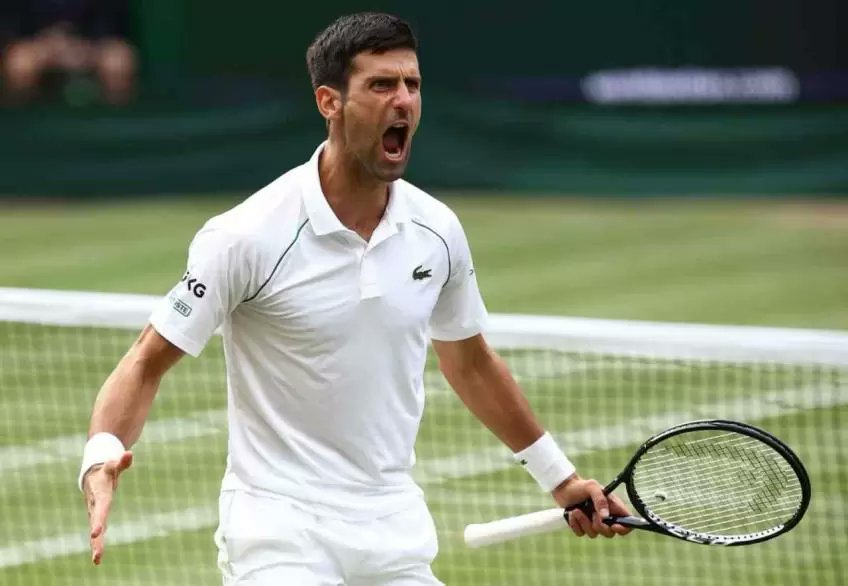 Inconforme75's tweet photo. Vaya, vaya...
El NO VACUNADO Djokovic está en semifinales del 3er torneo de Grand Slam (Wimbledon) del año tras ganar los 2 primeros. 
Que rara es la vida!!! Según los medios, sin vacuna, no tenía que haber sobrevivido al invierno 21/22 y desde entonces no para de ganar! 🤡 https://t.co/o6yIOUcxgJ