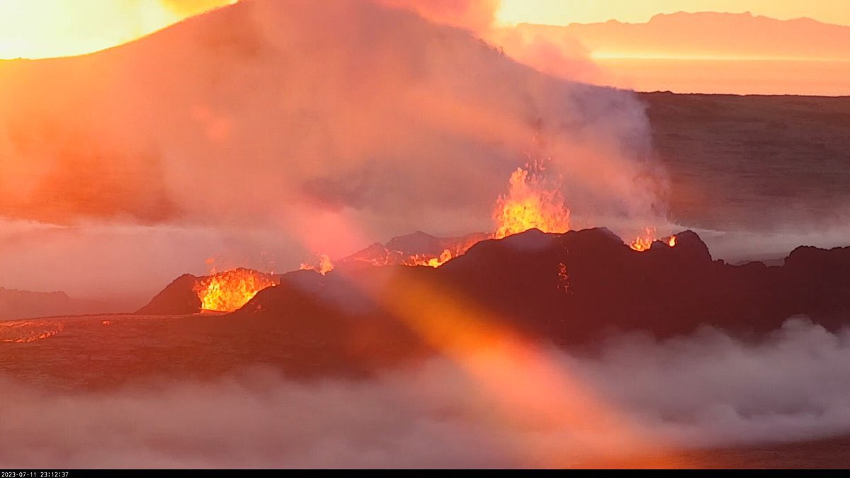 Volcanologists: I know there have only been three eruptions like it, so it’s not much to go on—but is there any precedent for such regular fissure eruptions, like what’s happening in Reykjanes? Three consecutive summers is entertainingly periodic. ;)